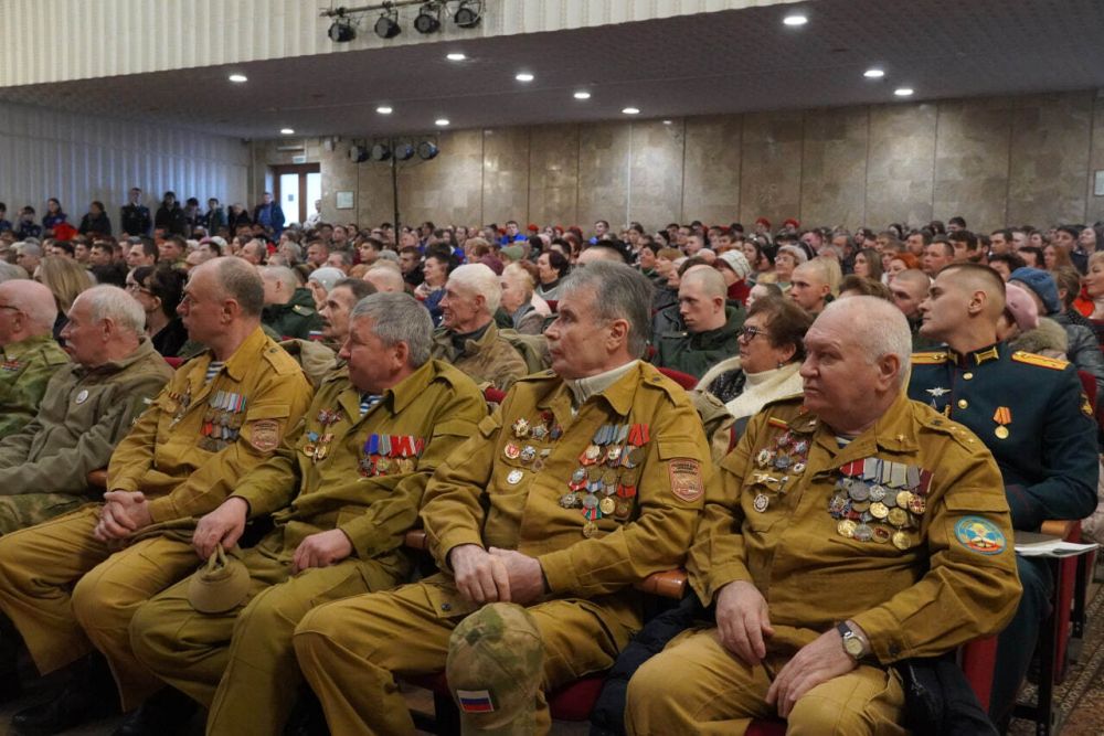 #городские_новости. В Керчи вручили награды ветеранам, военнослужащим, волонтерам. В канун Дня защитника Отечества состоялось торжественное собрание в культурном центре им.Ю.И.Богатикова #городские_новости. В Керчи вручили награды ветеранам, военнослужащим, волонтерам. В канун Дня защитника Отечества состоялось торжественное собрание в культурном центре им.Ю.И.Богатикова