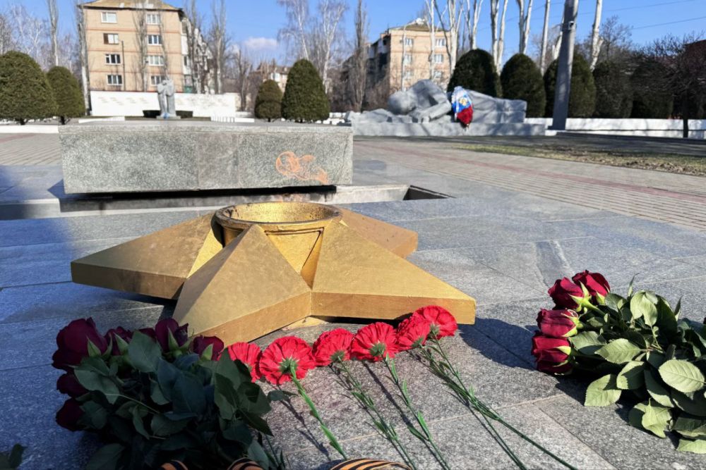 Владимир Константинов: В ходе рабочей поездки в Запорожскую область возложили цветы к мемориальному знаку на братском кладбище в Мелитополе Владимир Константинов: В ходе рабочей поездки в Запорожскую область возложили цветы к мемориальному знаку на братском кладбище в Мелитополе