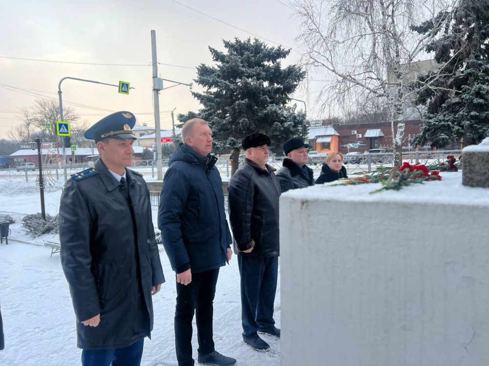 Сегодня в преддверии Дня защитника Отечества у памятника воинам-Авиаторам прошло возложение цветов Сегодня в преддверии Дня защитника Отечества у памятника воинам-Авиаторам прошло возложение цветов