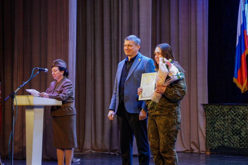 Александр Юрьев: В театре им. А. С. Пушкина состоялось торжественное собрание и концерт ко Дню Защитника Отечества Александр Юрьев: В театре им. А. С. Пушкина состоялось торжественное собрание и концерт ко Дню Защитника Отечества