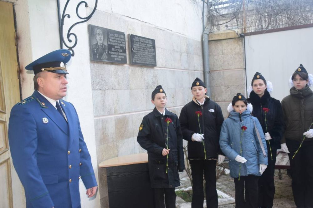 В минувший вторник, 18 февраля 2025 года, в честь 100-летнего юбилея Александра Ивановича Нестерцова, который в период с 1970 года по 1980 год возглавлял прокуратуру города Феодосии, состоялось торжественное возложение... В минувший вторник, 18 февраля 2025 года, в честь 100-летнего юбилея Александра Ивановича Нестерцова, который в период с 1970 года по 1980 год возглавлял прокуратуру города Феодосии, состоялось торжественное возложение...