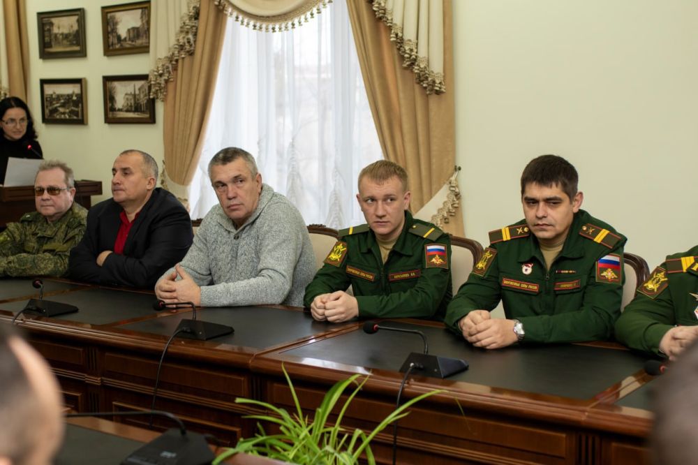 В администрации крымской столицы состоялась торжественная церемония вручения наград, посвященная Дню защитника Отечества В администрации крымской столицы состоялась торжественная церемония вручения наград, посвященная Дню защитника Отечества