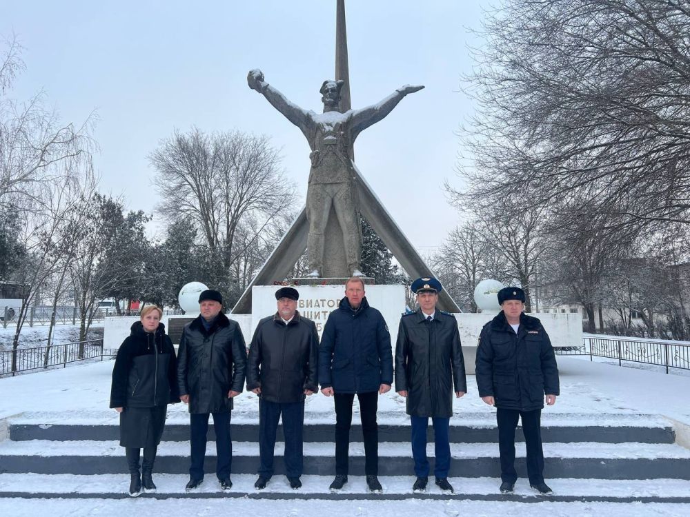Сегодня в преддверии Дня защитника Отечества у памятника воинам-Авиаторам прошло возложение цветов Сегодня в преддверии Дня защитника Отечества у памятника воинам-Авиаторам прошло возложение цветов