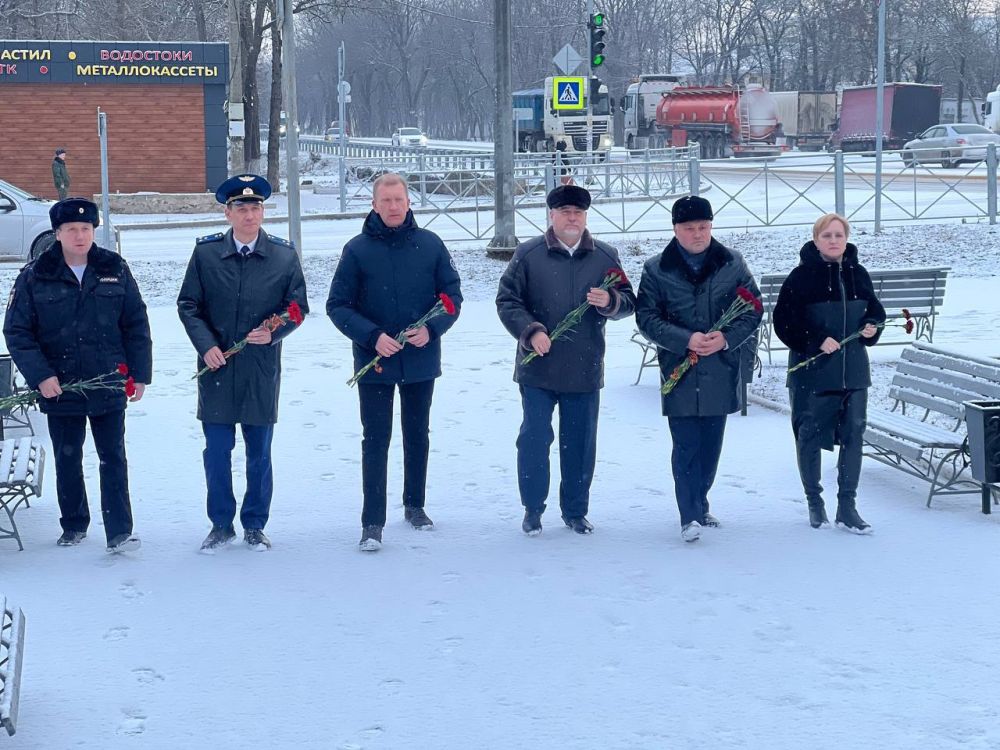 Сегодня в преддверии Дня защитника Отечества у памятника воинам-Авиаторам прошло возложение цветов Сегодня в преддверии Дня защитника Отечества у памятника воинам-Авиаторам прошло возложение цветов