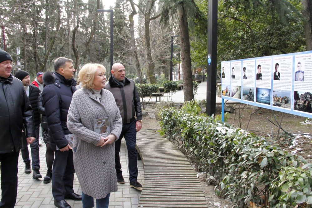 Константин Шимановский: В сквере на Садовой открыли фотовыставку, посвящённую ялтинцам – Героям СССР и Героям России Константин Шимановский: В сквере на Садовой открыли фотовыставку, посвящённую ялтинцам – Героям СССР и Героям России