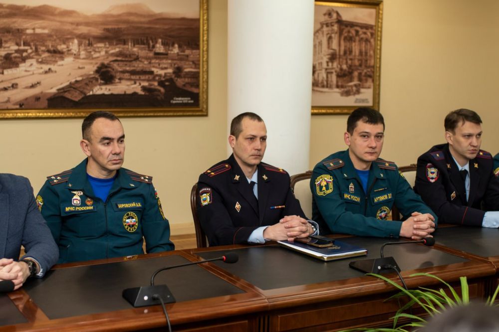 В администрации крымской столицы состоялась торжественная церемония вручения наград, посвященная Дню защитника Отечества В администрации крымской столицы состоялась торжественная церемония вручения наград, посвященная Дню защитника Отечества