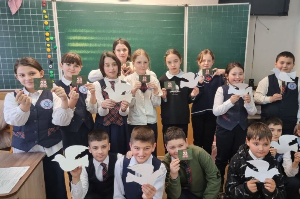 В Симферополе прошла патриотическая акция «Открытка герою» В Симферополе прошла патриотическая акция «Открытка герою»