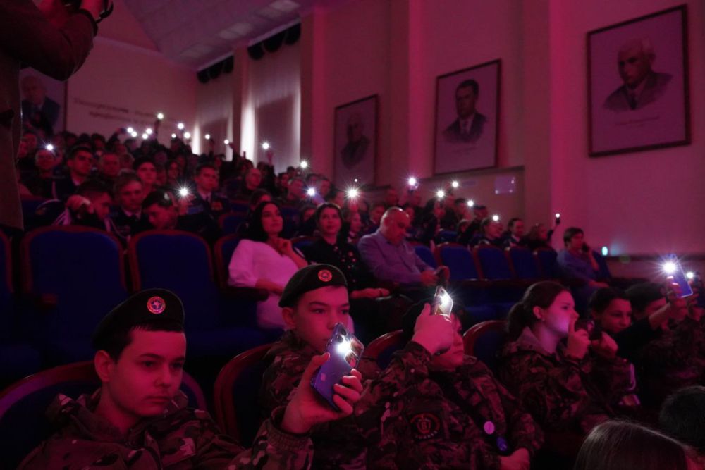 В преддверии Дня защитника Отечества в Симферополе состоялся праздничный концерт В преддверии Дня защитника Отечества в Симферополе состоялся праздничный концерт