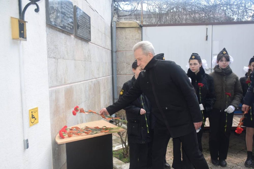 В минувший вторник, 18 февраля 2025 года, в честь 100-летнего юбилея Александра Ивановича Нестерцова, который в период с 1970 года по 1980 год возглавлял прокуратуру города Феодосии, состоялось торжественное возложение... В минувший вторник, 18 февраля 2025 года, в честь 100-летнего юбилея Александра Ивановича Нестерцова, который в период с 1970 года по 1980 год возглавлял прокуратуру города Феодосии, состоялось торжественное возложение...