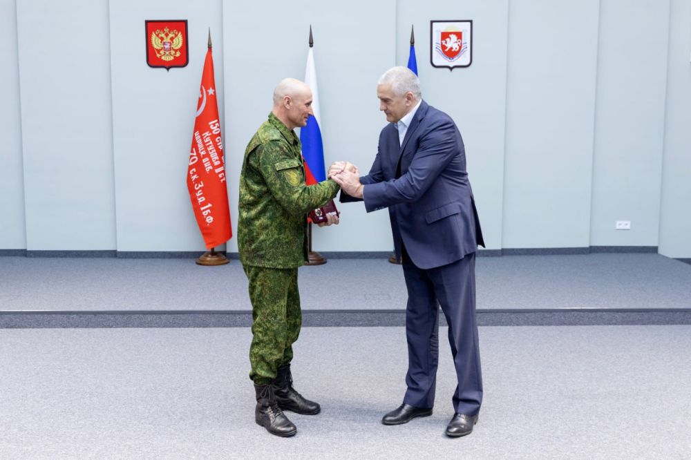 Аксёнов наградил крымчан в преддверии Дня защитника Отечества Аксёнов наградил крымчан в преддверии Дня защитника Отечества