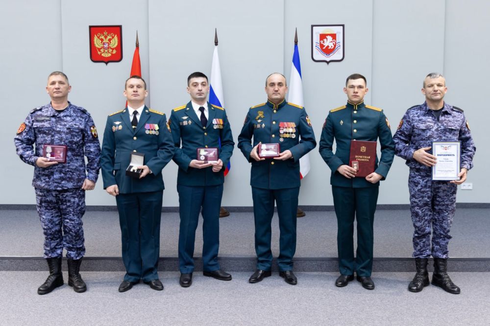 Аксёнов наградил крымчан в преддверии Дня защитника Отечества Аксёнов наградил крымчан в преддверии Дня защитника Отечества