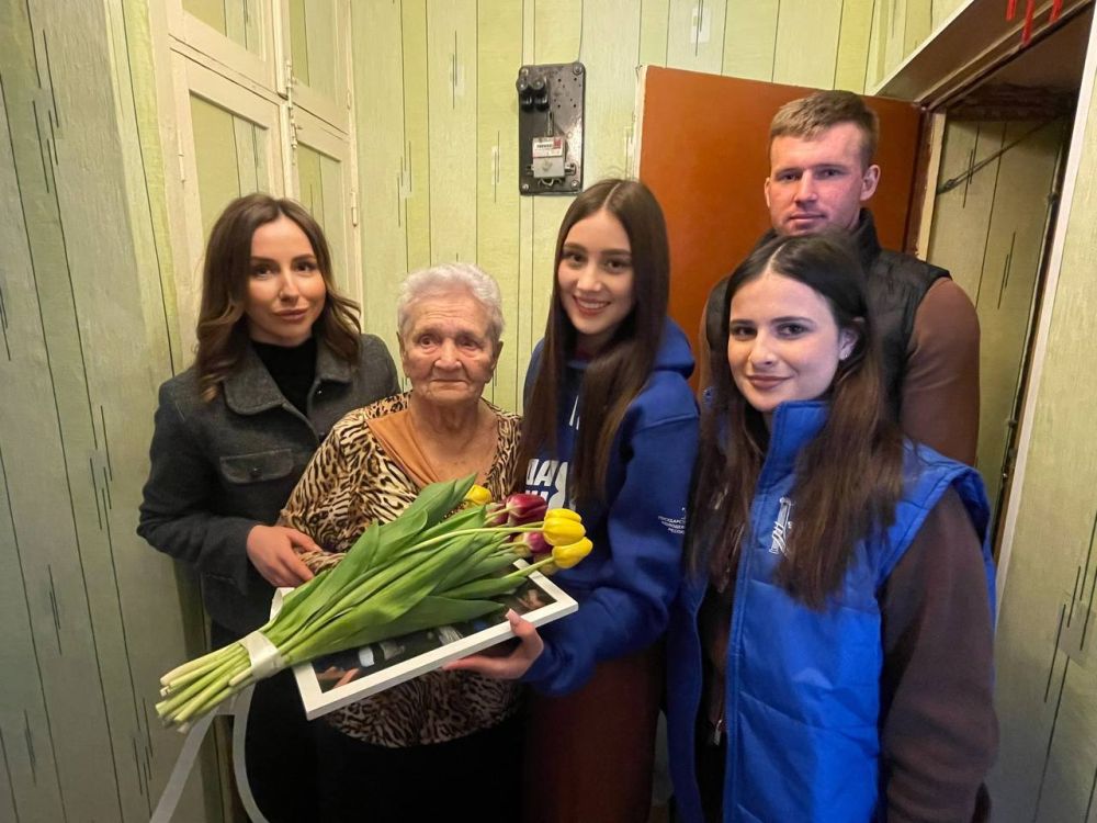 Вы символ мужества!. В преддверии Дня защитника Отечества активисты «Молодой Гвардии Единой России» Республики Крым поздравили ветеранов Великой Отечественной войны Вы символ мужества!. В преддверии Дня защитника Отечества активисты «Молодой Гвардии Единой России» Республики Крым поздравили ветеранов Великой Отечественной войны