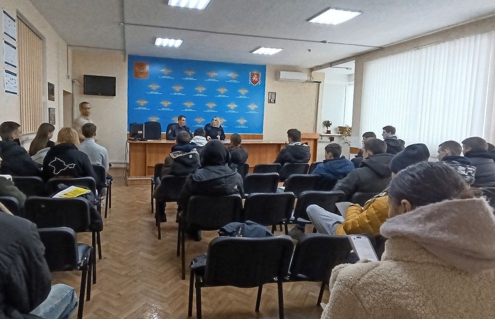 В Симферополе сотрудники полиции провели профилактические беседы с несовершеннолетними В Симферополе сотрудники полиции провели профилактические беседы с несовершеннолетними