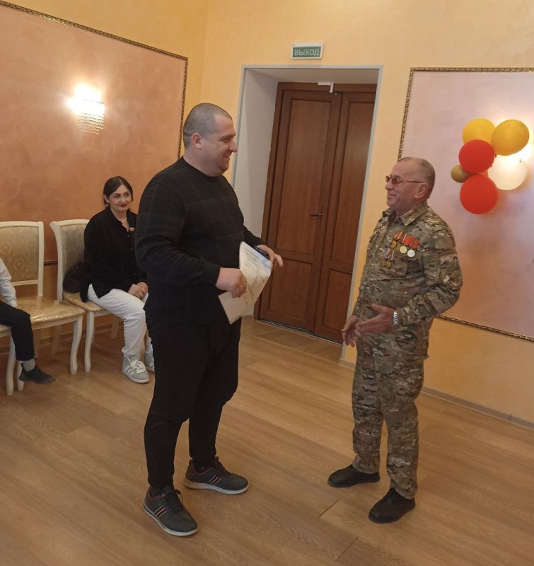 В Алуштинском городском отделе ЗАГС также состоялся торжественный обряд регистрации рождения под названием: «Есть такая профессия - бать папой!» В Алуштинском городском отделе ЗАГС также состоялся торжественный обряд регистрации рождения под названием: «Есть такая профессия - бать папой!»
