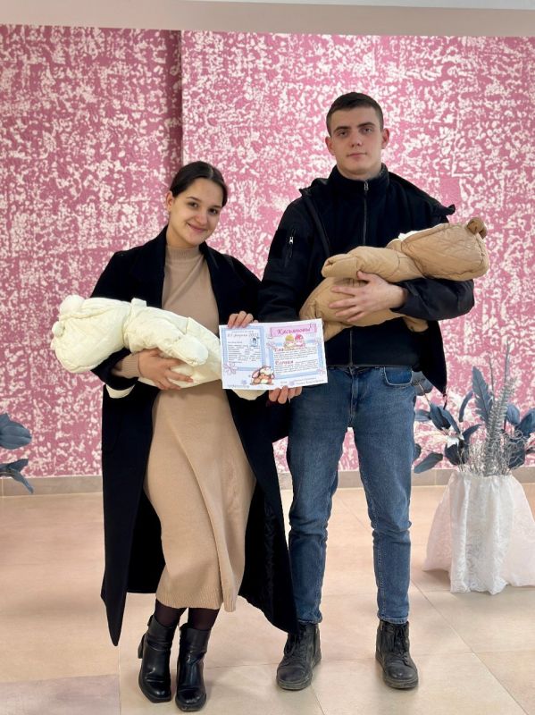 В Симферопольском районном отделе ЗАГС состоялось торжественное вручение свидетельств о рождении новорожденных двойняшек Евы и Есении, которые появились на свет в семье Даниила и Ксении Касьяновых В Симферопольском районном отделе ЗАГС состоялось торжественное вручение свидетельств о рождении новорожденных двойняшек Евы и Есении, которые появились на свет в семье Даниила и Ксении Касьяновых
