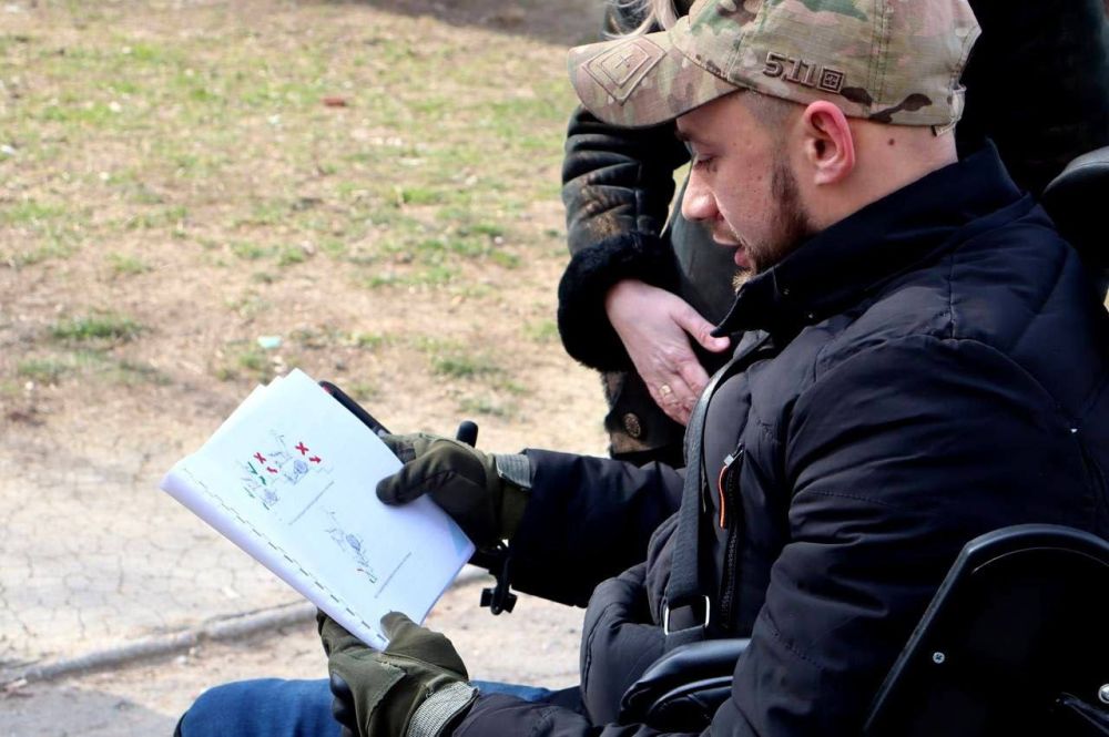 В Севастополе ветерану СВО подарили кресло-коляску вездеход В Севастополе ветерану СВО подарили кресло-коляску вездеход