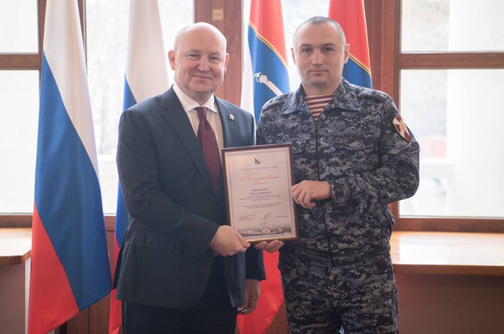 Губернатор Михаил Развожаев вручил нашим военнослужащим почётные грамоты Правительства Севастополя, благодарности и благодарственные письма Губернатор Михаил Развожаев вручил нашим военнослужащим почётные грамоты Правительства Севастополя, благодарности и благодарственные письма