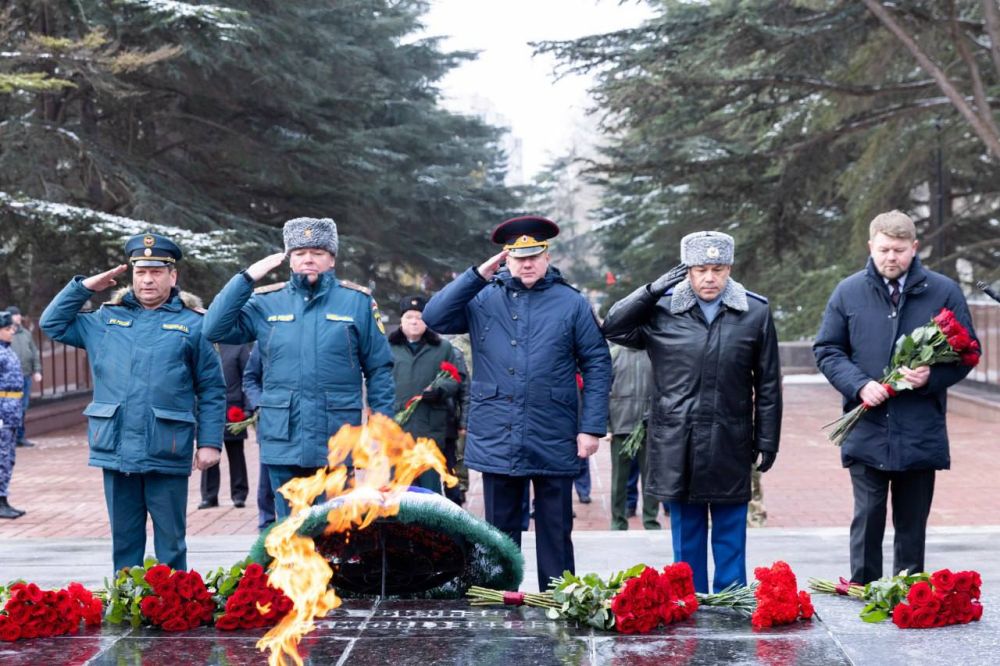 Сегодня, 23 февраля 2025 года, в День защитника Отечества состоялось традиционное возложение венка и цветов к мемориалу «Вечный огонь» на Могиле неизвестного солдата в парке имени Ю.А Сегодня, 23 февраля 2025 года, в День защитника Отечества состоялось традиционное возложение венка и цветов к мемориалу «Вечный огонь» на Могиле неизвестного солдата в парке имени Ю.А