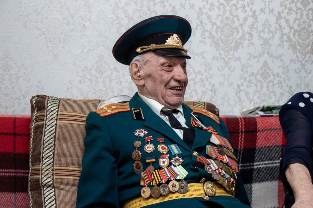 Михаил Афанасьев: Рад встретиться и лично поздравить ветерана Великой Отечественной войны Михаила Ивановича Гусева с Днем защитника Отечества Михаил Афанасьев: Рад встретиться и лично поздравить ветерана Великой Отечественной войны Михаила Ивановича Гусева с Днем защитника Отечества