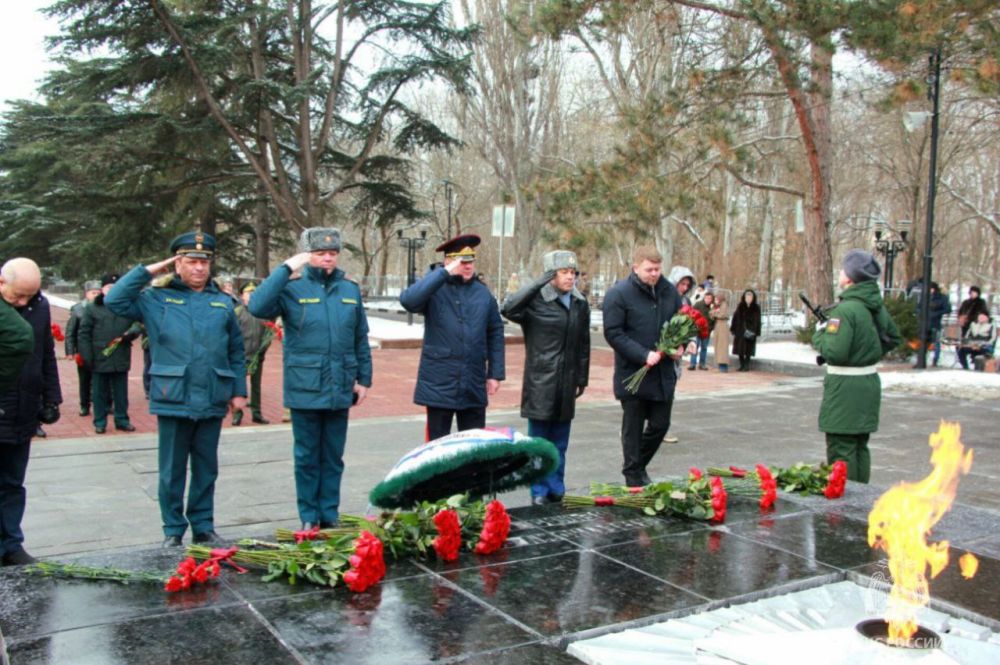 Сотрудники МЧС России почтили память защитников Отечества Сотрудники МЧС России почтили память защитников Отечества