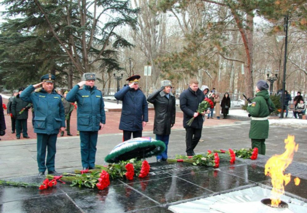 Сегодня, 23 февраля 2025 года, в День защитника Отечества состоялось традиционное возложение венка и цветов к мемориалу «Вечный огонь» на Могиле неизвестного солдата в парке имени Ю.А Сегодня, 23 февраля 2025 года, в День защитника Отечества состоялось традиционное возложение венка и цветов к мемориалу «Вечный огонь» на Могиле неизвестного солдата в парке имени Ю.А