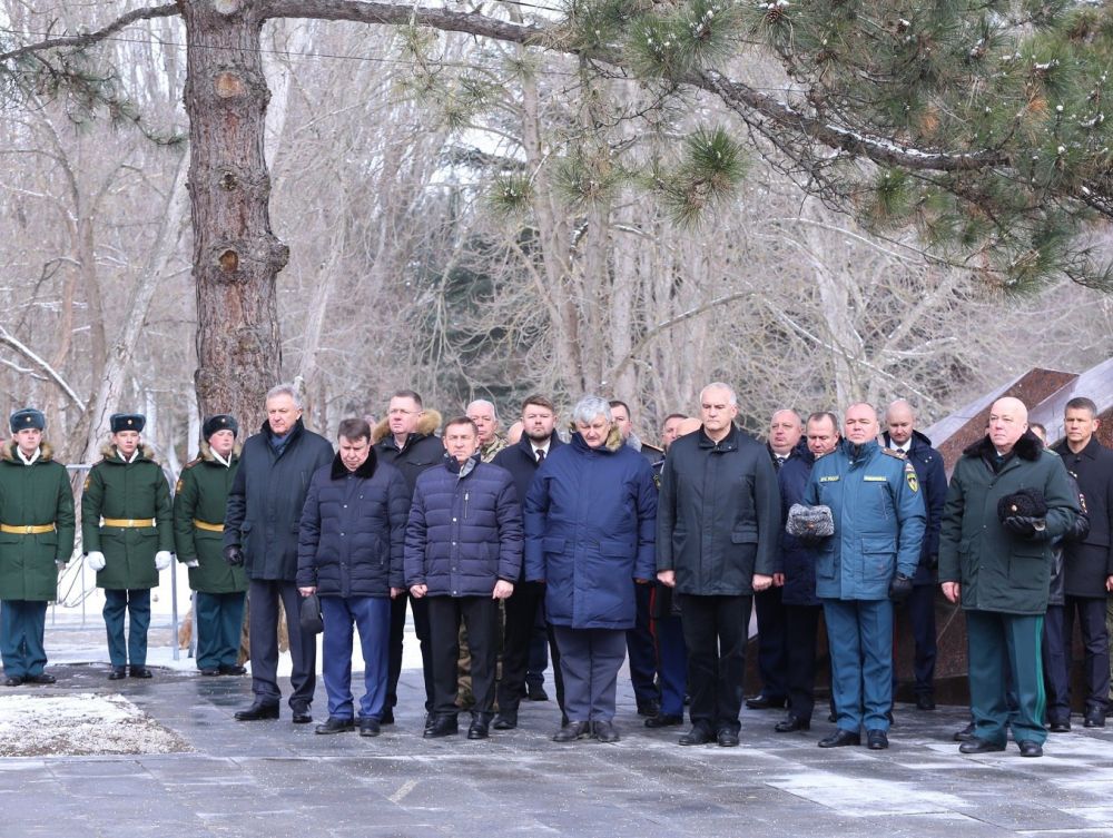 В День защитника Отечества руководство Министерства внутренних дел по Республике Крым приняло участие в церемонии возложения цветов к мемориалу у Могилы Неизвестного солдата В День защитника Отечества руководство Министерства внутренних дел по Республике Крым приняло участие в церемонии возложения цветов к мемориалу у Могилы Неизвестного солдата