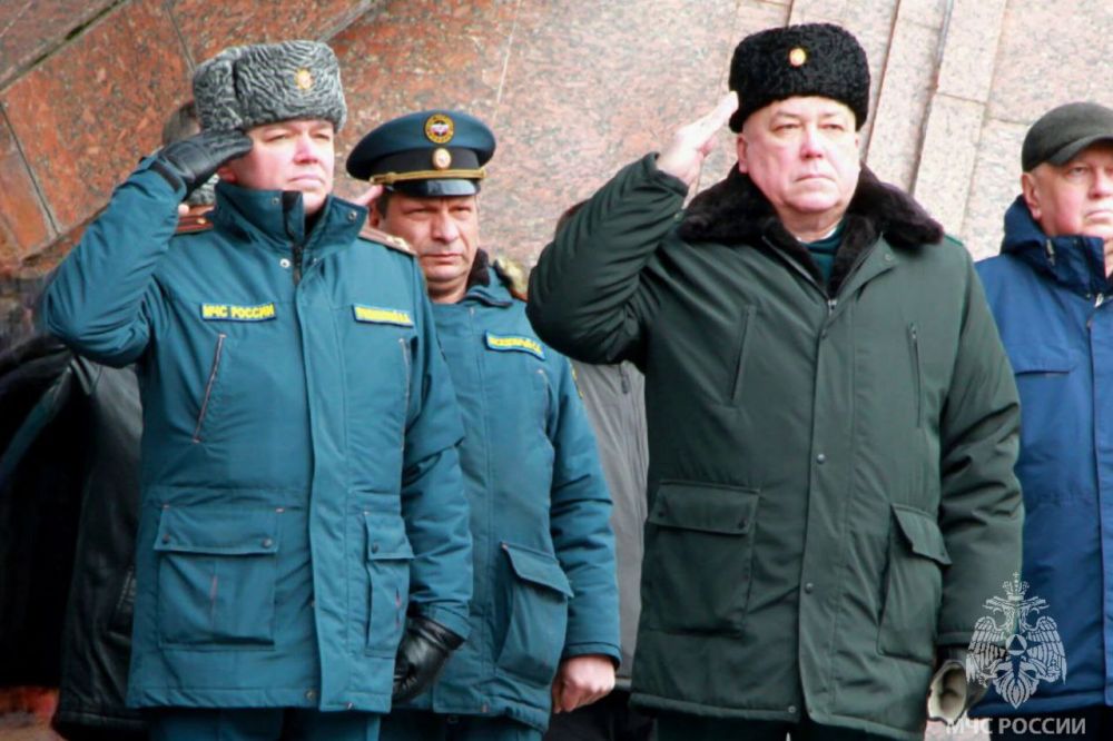 Сотрудники МЧС России почтили память защитников Отечества Сотрудники МЧС России почтили память защитников Отечества