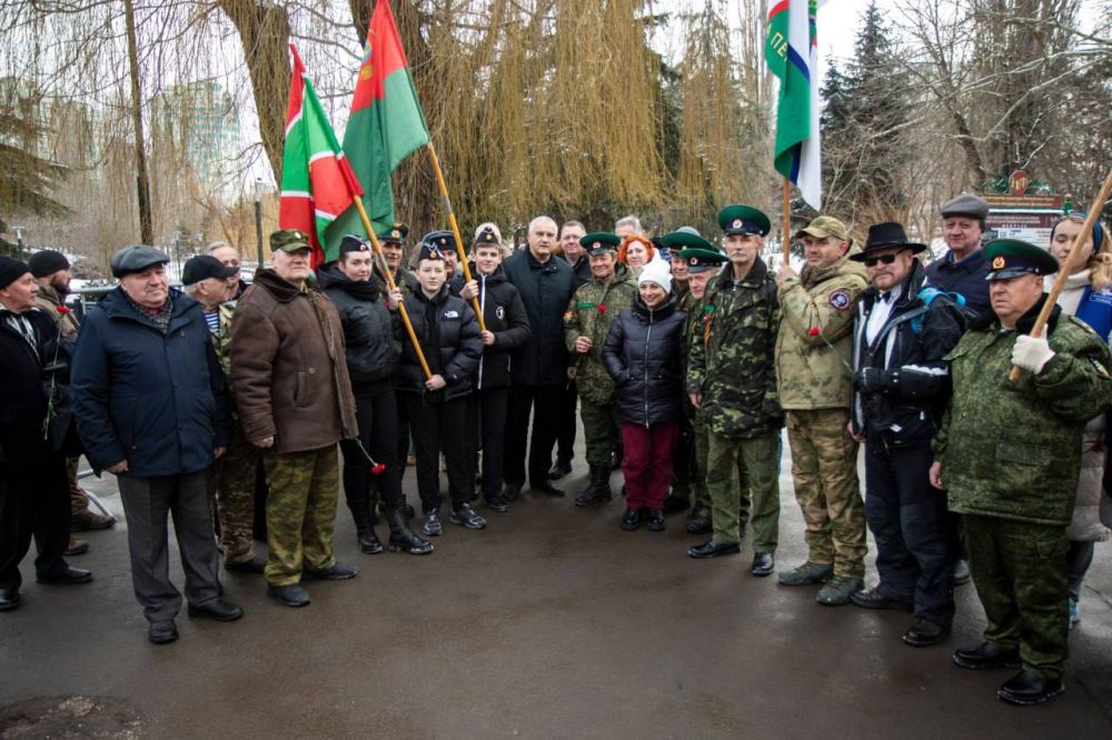 Михаил Афанасьев: Дорогие друзья! Примите искренние поздравления с Днем защитника Отечества! Михаил Афанасьев: Дорогие друзья! Примите искренние поздравления с Днем защитника Отечества!