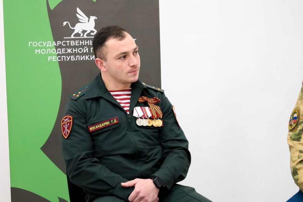 Ко Дню защитника Отечества в Евпатории прошла встреча молодежи с ветераном боевых действий, старшим лейтенантом Гариком Искандаряном и участником СВО, ныне сотрудником администрации г. Евпатории Юрием Гудзь Ко Дню защитника Отечества в Евпатории прошла встреча молодежи с ветераном боевых действий, старшим лейтенантом Гариком Искандаряном и участником СВО, ныне сотрудником администрации г. Евпатории Юрием Гудзь