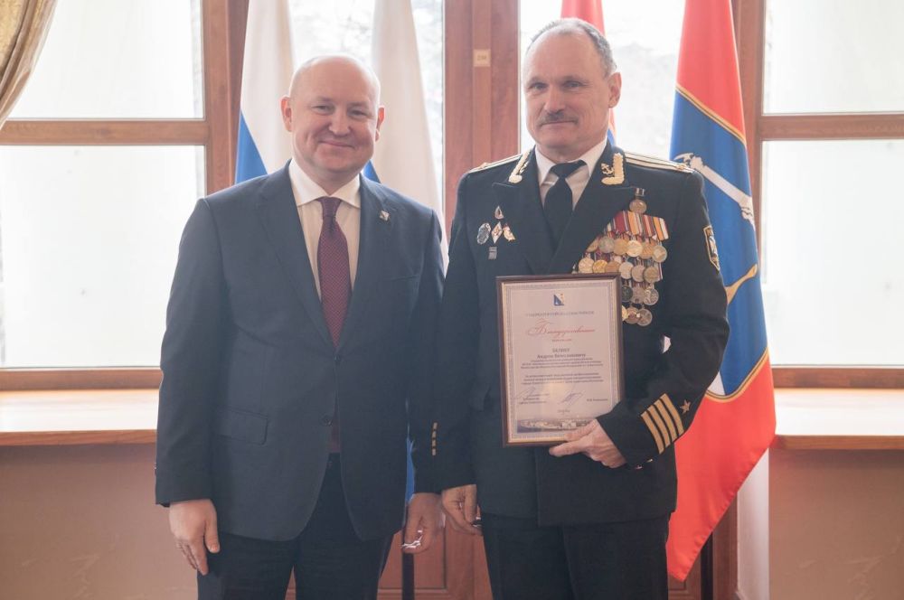 Губернатор Михаил Развожаев вручил нашим военнослужащим почётные грамоты Правительства Севастополя, благодарности и благодарственные письма Губернатор Михаил Развожаев вручил нашим военнослужащим почётные грамоты Правительства Севастополя, благодарности и благодарственные письма