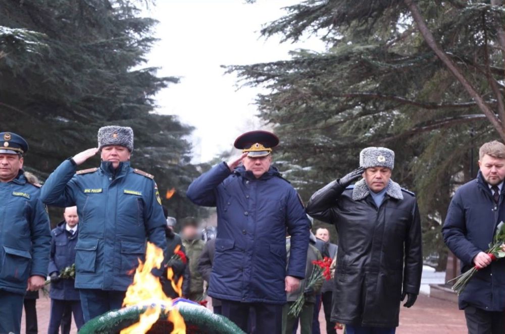 В День защитника Отечества руководство Министерства внутренних дел по Республике Крым приняло участие в церемонии возложения цветов к мемориалу у Могилы Неизвестного солдата В День защитника Отечества руководство Министерства внутренних дел по Республике Крым приняло участие в церемонии возложения цветов к мемориалу у Могилы Неизвестного солдата