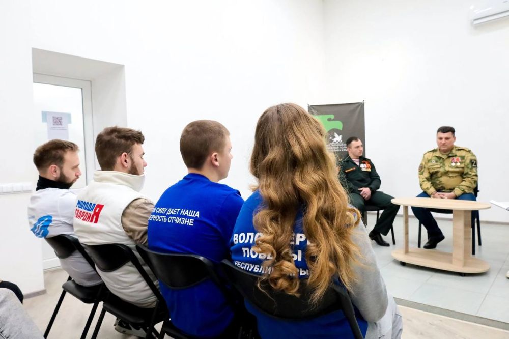 Ко Дню защитника Отечества в Евпатории прошла встреча молодежи с ветераном боевых действий, старшим лейтенантом Гариком Искандаряном и участником СВО, ныне сотрудником администрации г. Евпатории Юрием Гудзь Ко Дню защитника Отечества в Евпатории прошла встреча молодежи с ветераном боевых действий, старшим лейтенантом Гариком Искандаряном и участником СВО, ныне сотрудником администрации г. Евпатории Юрием Гудзь
