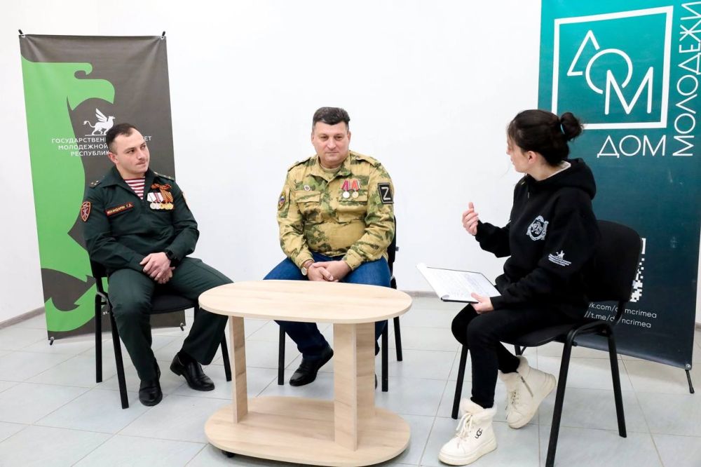Ко Дню защитника Отечества в Евпатории прошла встреча молодежи с ветераном боевых действий, старшим лейтенантом Гариком Искандаряном и участником СВО, ныне сотрудником администрации г. Евпатории Юрием Гудзь Ко Дню защитника Отечества в Евпатории прошла встреча молодежи с ветераном боевых действий, старшим лейтенантом Гариком Искандаряном и участником СВО, ныне сотрудником администрации г. Евпатории Юрием Гудзь