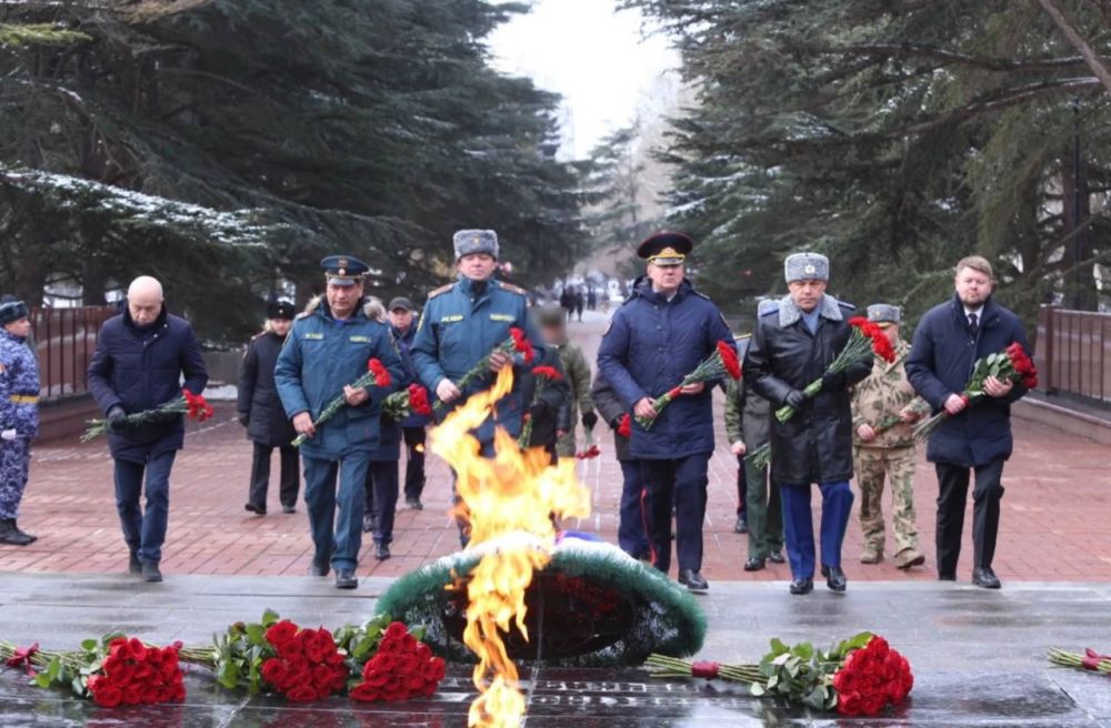 В День защитника Отечества руководство Министерства внутренних дел по Республике Крым приняло участие в церемонии возложения цветов к мемориалу у Могилы Неизвестного солдата В День защитника Отечества руководство Министерства внутренних дел по Республике Крым приняло участие в церемонии возложения цветов к мемориалу у Могилы Неизвестного солдата