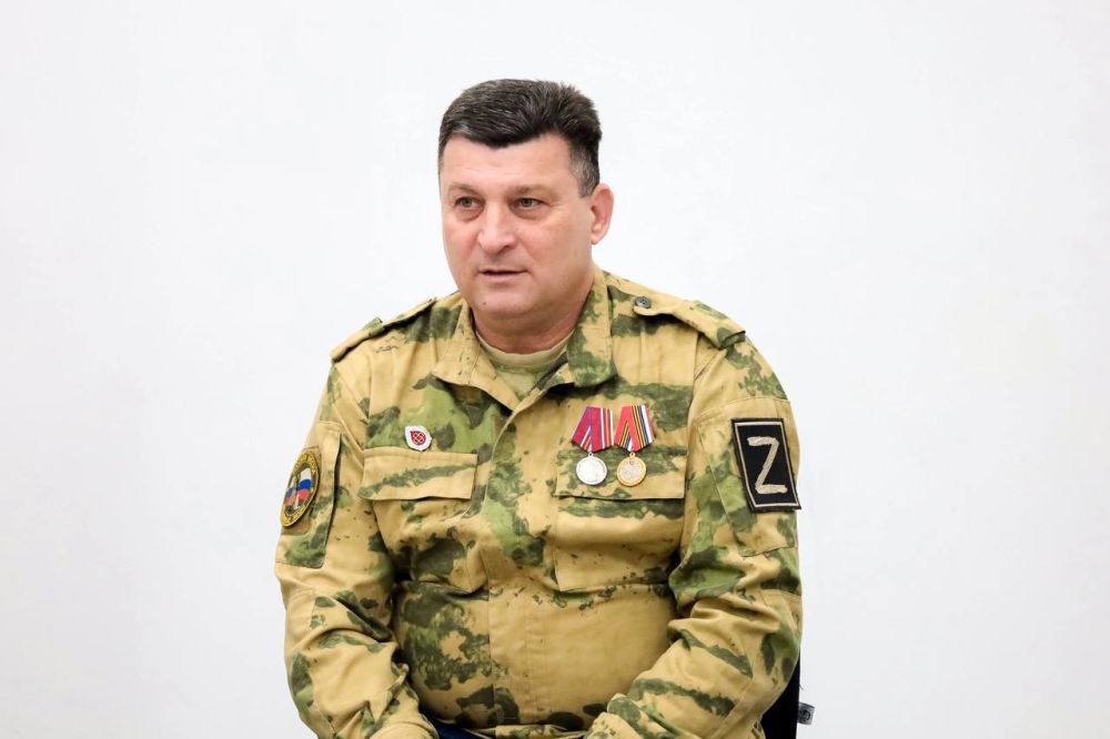 Ко Дню защитника Отечества в Евпатории прошла встреча молодежи с ветераном боевых действий, старшим лейтенантом Гариком Искандаряном и участником СВО, ныне сотрудником администрации г. Евпатории Юрием Гудзь Ко Дню защитника Отечества в Евпатории прошла встреча молодежи с ветераном боевых действий, старшим лейтенантом Гариком Искандаряном и участником СВО, ныне сотрудником администрации г. Евпатории Юрием Гудзь