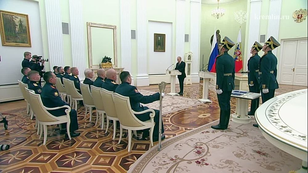 Путин вручил медали Героя Российской Федерации участникам СВО