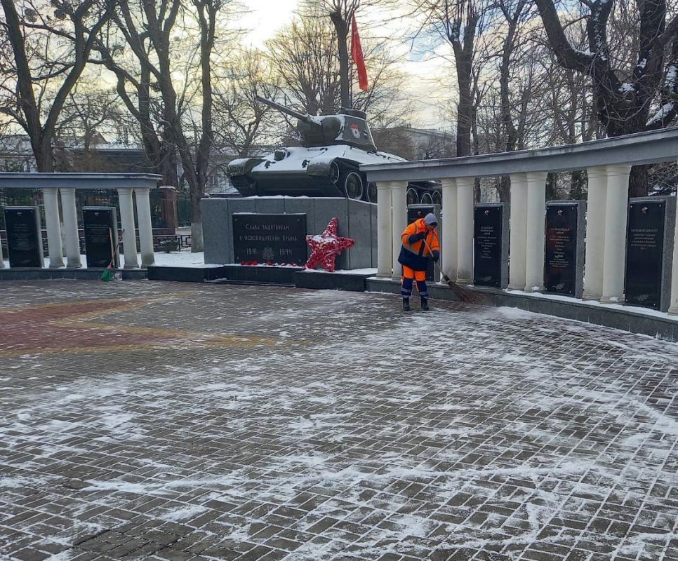 Симферопольские дворники продолжают очищать город от снега и грязи Симферопольские дворники продолжают очищать город от снега и грязи