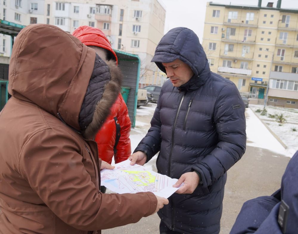 В Керчи продолжается уборка межквартальных пространств, не вошедших в кадастровые территории МКД В Керчи продолжается уборка межквартальных пространств, не вошедших в кадастровые территории МКД