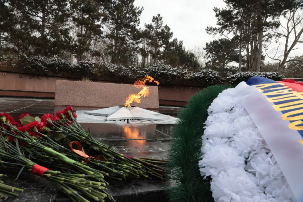 Олег Егоров принял участие в церемония возложения цветов к Вечному огню в Симферополе Олег Егоров принял участие в церемония возложения цветов к Вечному огню в Симферополе