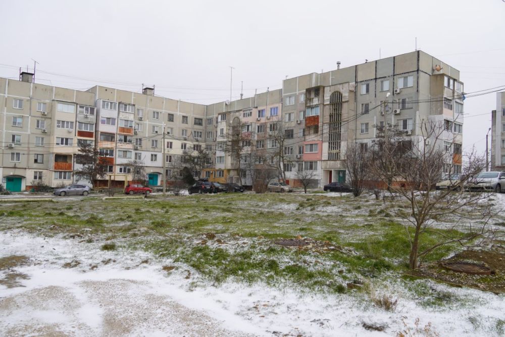 В Керчи продолжается уборка межквартальных пространств, не вошедших в кадастровые территории МКД В Керчи продолжается уборка межквартальных пространств, не вошедших в кадастровые территории МКД