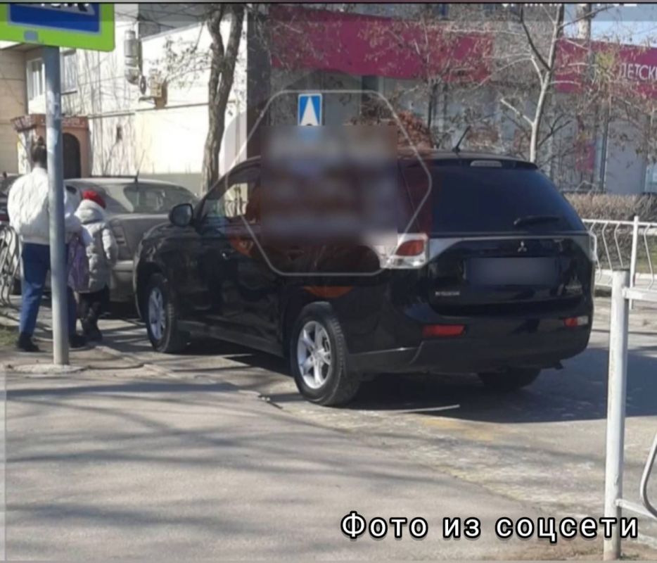 В Евпатории водитель припарковал легковушку на пешеходном переходе В Евпатории водитель припарковал легковушку на пешеходном переходе
