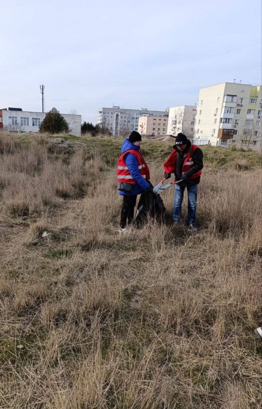 В Керчи продолжается уборка межквартальных пространств, не вошедших в кадастровые территории МКД В Керчи продолжается уборка межквартальных пространств, не вошедших в кадастровые территории МКД
