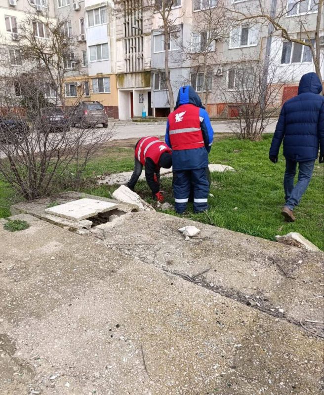 В Керчи продолжается уборка межквартальных пространств, не вошедших в кадастровые территории МКД В Керчи продолжается уборка межквартальных пространств, не вошедших в кадастровые территории МКД