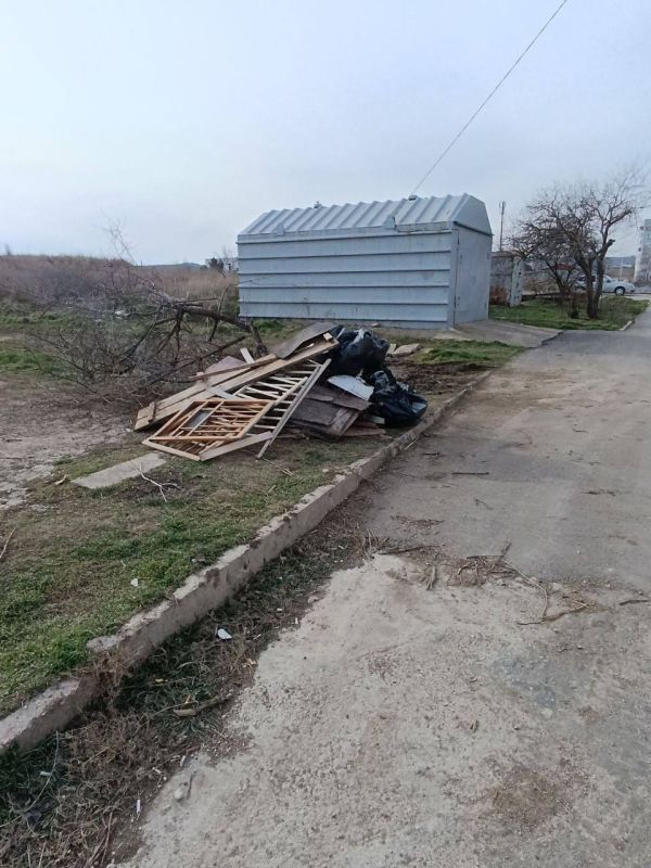 В Керчи продолжается уборка межквартальных пространств, не вошедших в кадастровые территории МКД В Керчи продолжается уборка межквартальных пространств, не вошедших в кадастровые территории МКД
