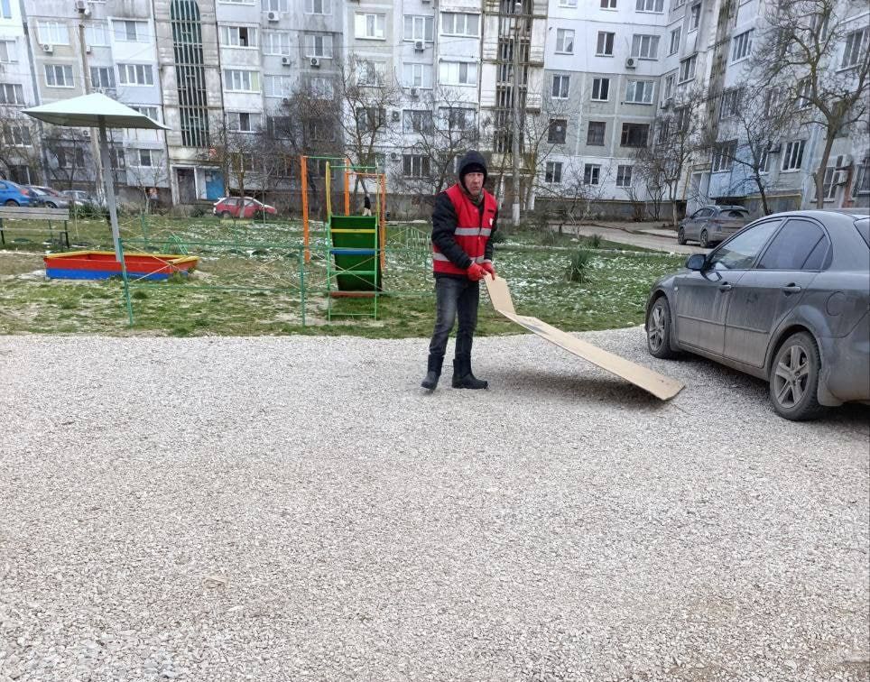 В Керчи продолжается уборка межквартальных пространств, не вошедших в кадастровые территории МКД В Керчи продолжается уборка межквартальных пространств, не вошедших в кадастровые территории МКД