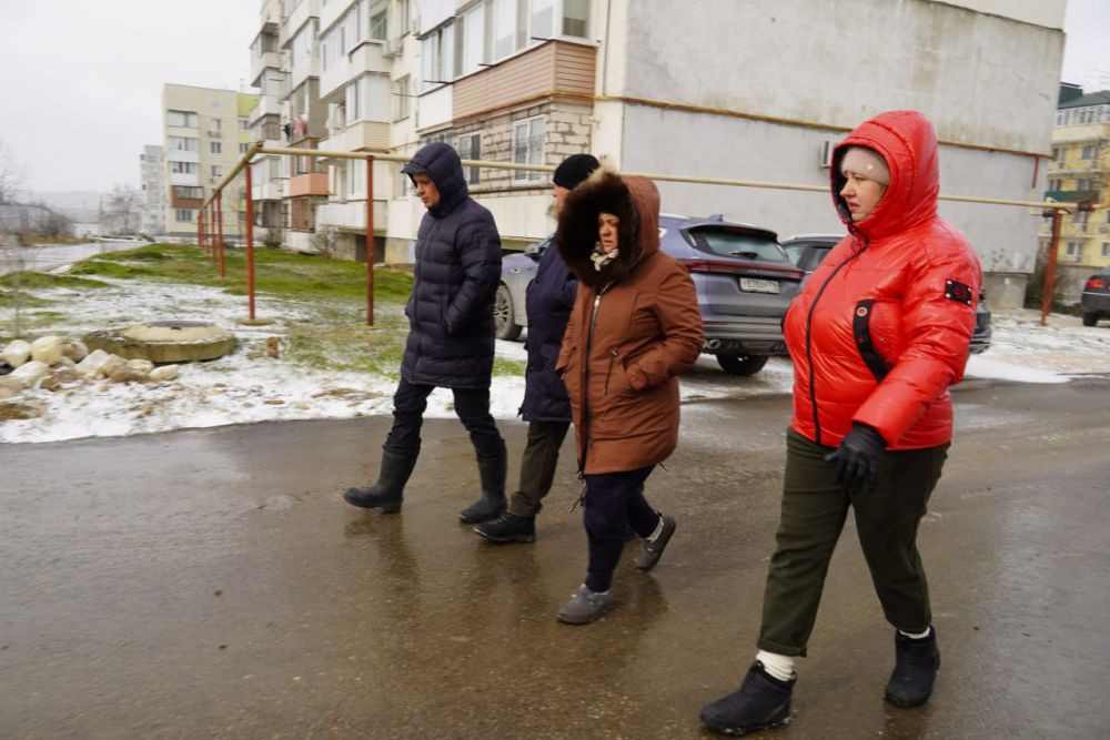 В Керчи продолжается уборка межквартальных пространств, не вошедших в кадастровые территории МКД В Керчи продолжается уборка межквартальных пространств, не вошедших в кадастровые территории МКД