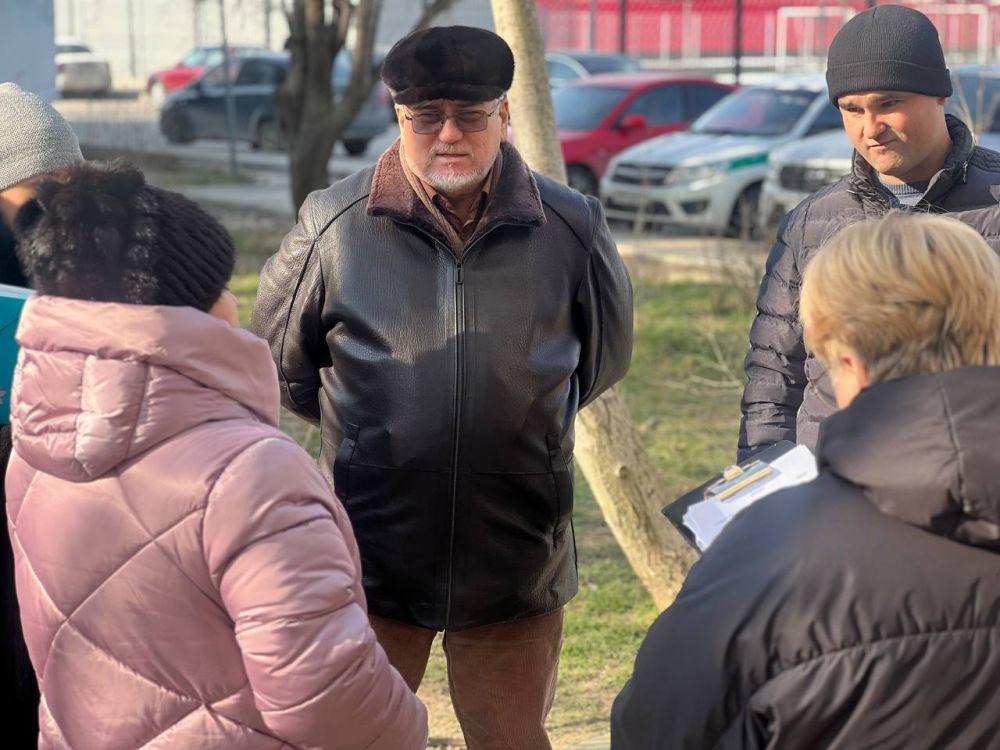 Игорь Ивин: Совместно со своим заместителем Дмитрием Фурсой и генеральным директором АО «Городская управляющая компания» Аркадием Коровянским объехал дома по ул. Советской и пер Игорь Ивин: Совместно со своим заместителем Дмитрием Фурсой и генеральным директором АО «Городская управляющая компания» Аркадием Коровянским объехал дома по ул. Советской и пер