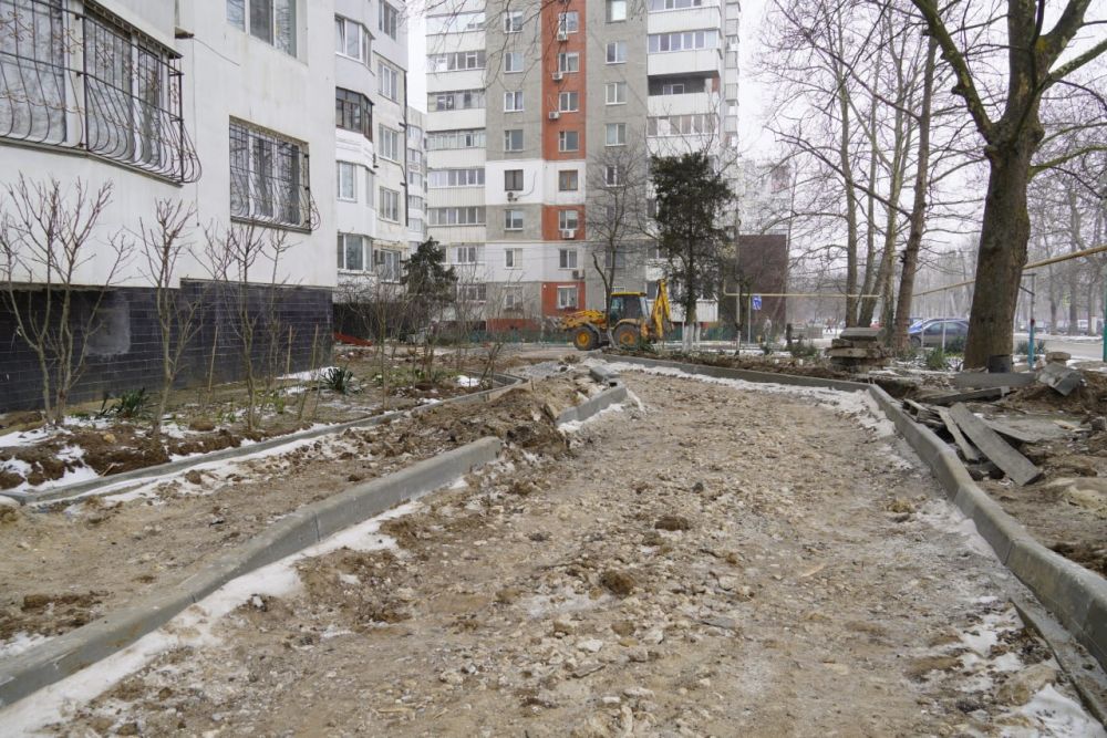 #ЖКХ_и_строительство. Благоустройство придомовых территорий Керчи в разгаре. Строители выполняют работу по плану с учетом погодных условий #ЖКХ_и_строительство. Благоустройство придомовых территорий Керчи в разгаре. Строители выполняют работу по плану с учетом погодных условий