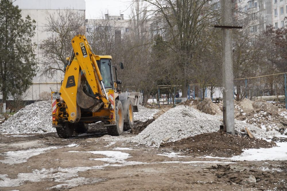#ЖКХ_и_строительство. Благоустройство придомовых территорий Керчи в разгаре. Строители выполняют работу по плану с учетом погодных условий #ЖКХ_и_строительство. Благоустройство придомовых территорий Керчи в разгаре. Строители выполняют работу по плану с учетом погодных условий