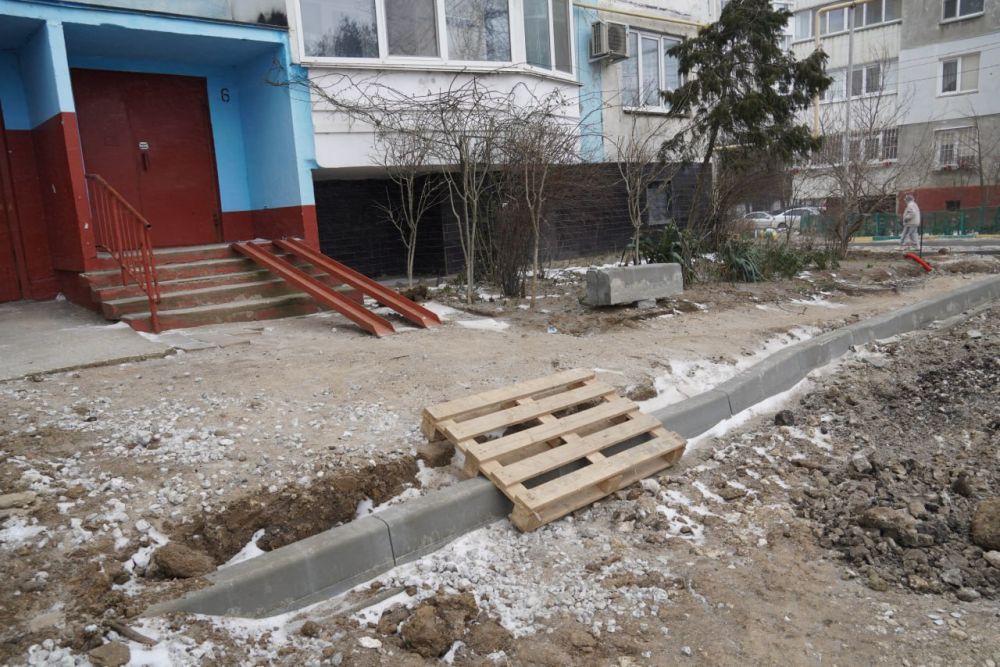 #ЖКХ_и_строительство. Благоустройство придомовых территорий Керчи в разгаре. Строители выполняют работу по плану с учетом погодных условий #ЖКХ_и_строительство. Благоустройство придомовых территорий Керчи в разгаре. Строители выполняют работу по плану с учетом погодных условий